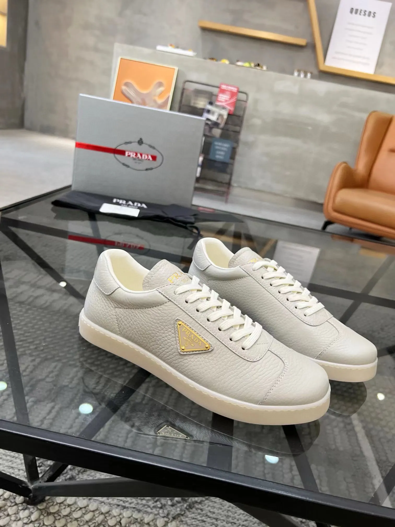 Factory price: 400💰Prada new men's leather sports shoes, the highest version on the market, any comparison is welcome🆚! The original leather has excellent texture and is super high-end! Fetal sheep net lining imported from Italy, removable pad! Luxurious materials and fine workmanship, highly recommended! Code number: 38-44, customized 45